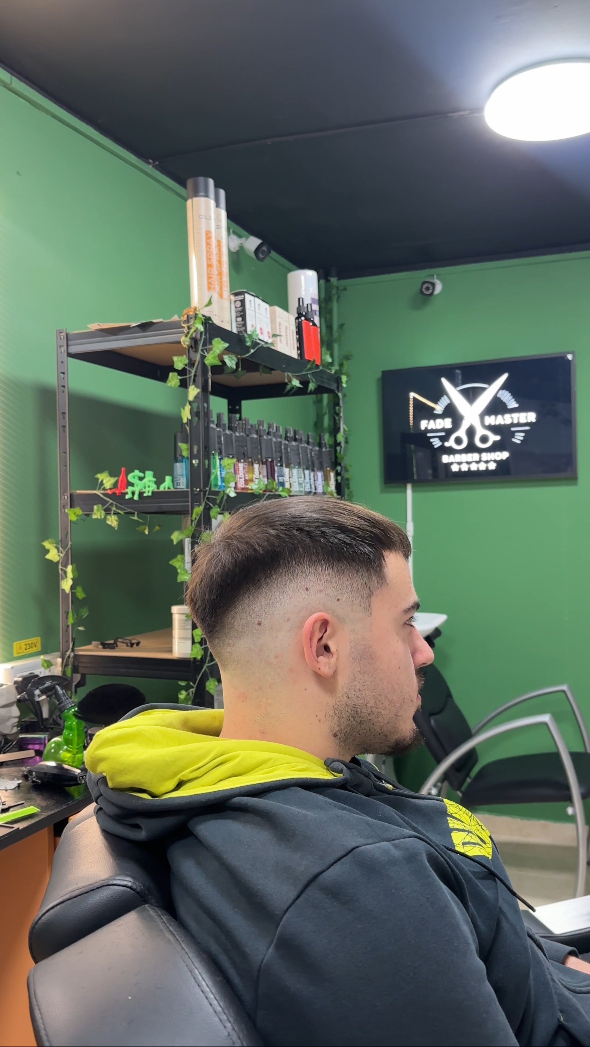 Detaliu de tunsoare fade