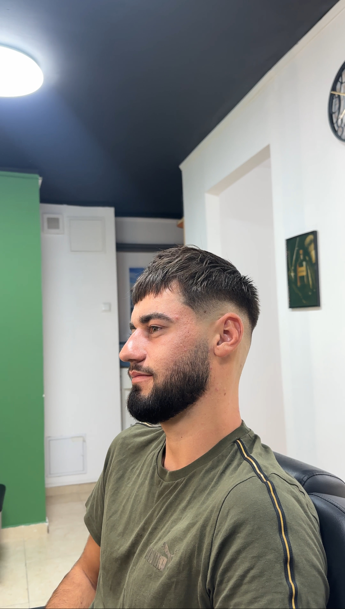 Barber la lucru în salon